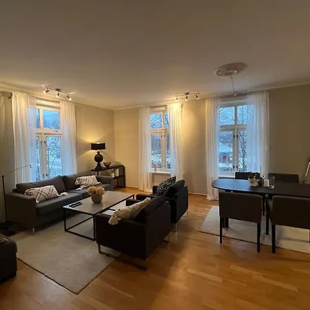 Sentral Og Moderne Leilighet Lägenhet *